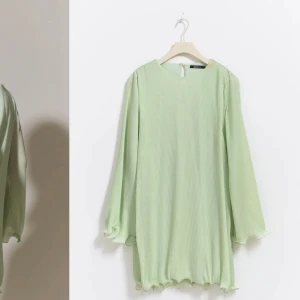 Klänning Gina  - Använd 2 gånger, materialet som är i ärmar och nere i kjolen sticker ut lite i kanterna (nån metall, fiskelina typ, inget som stör och har gjort på alla färger av denna klänning jag haft. Jag klippte av linan helt på den vita jag har, den höll form.