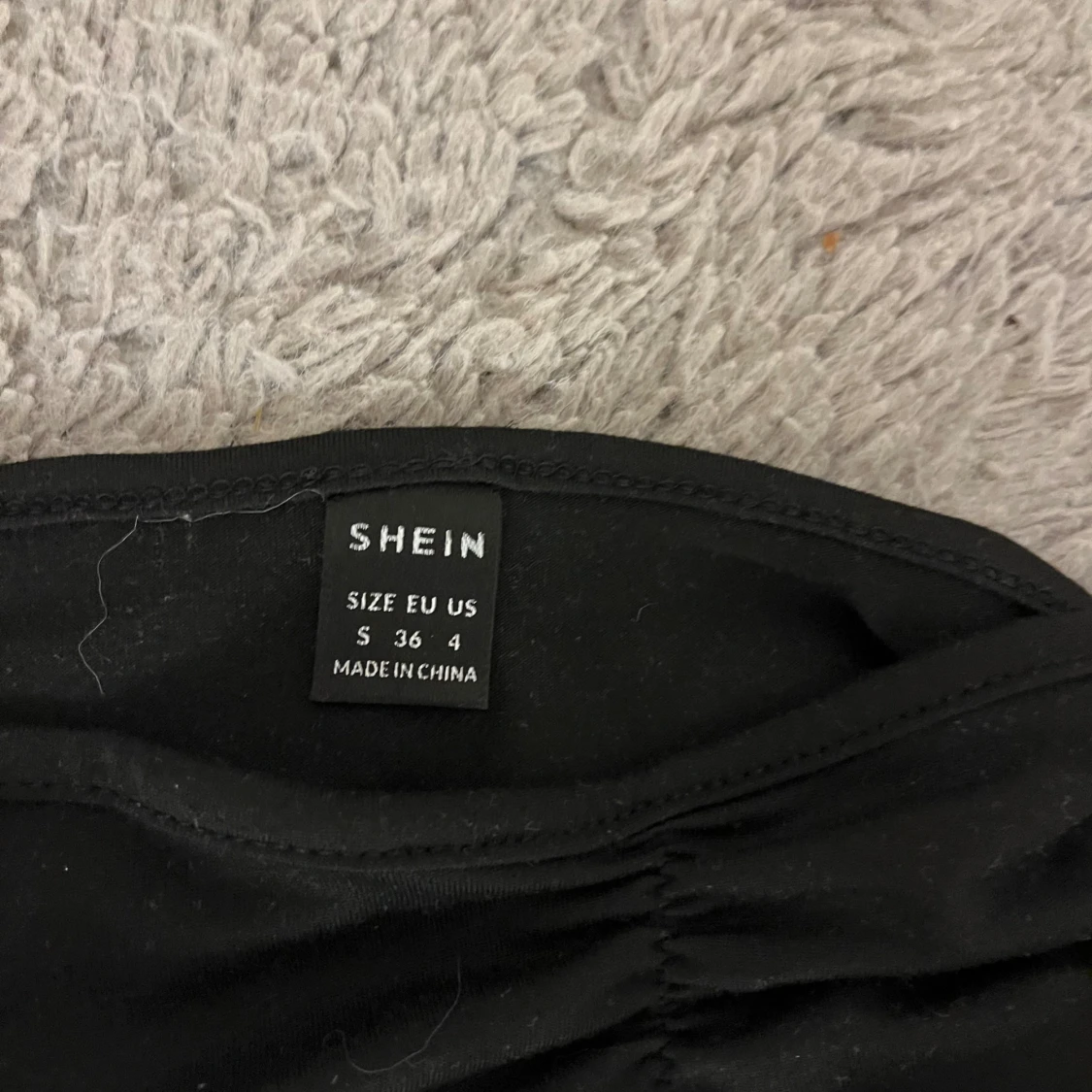 En svart långärmad tröja med design fram till. - 91