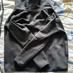 Svart Nike tech - Storlek m använd endast 3-4 gånger  Nyskick 10/10