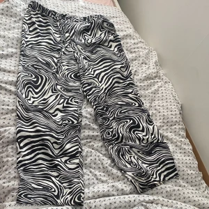 Zebra byxor  - Baggy fit, för stora för mig 