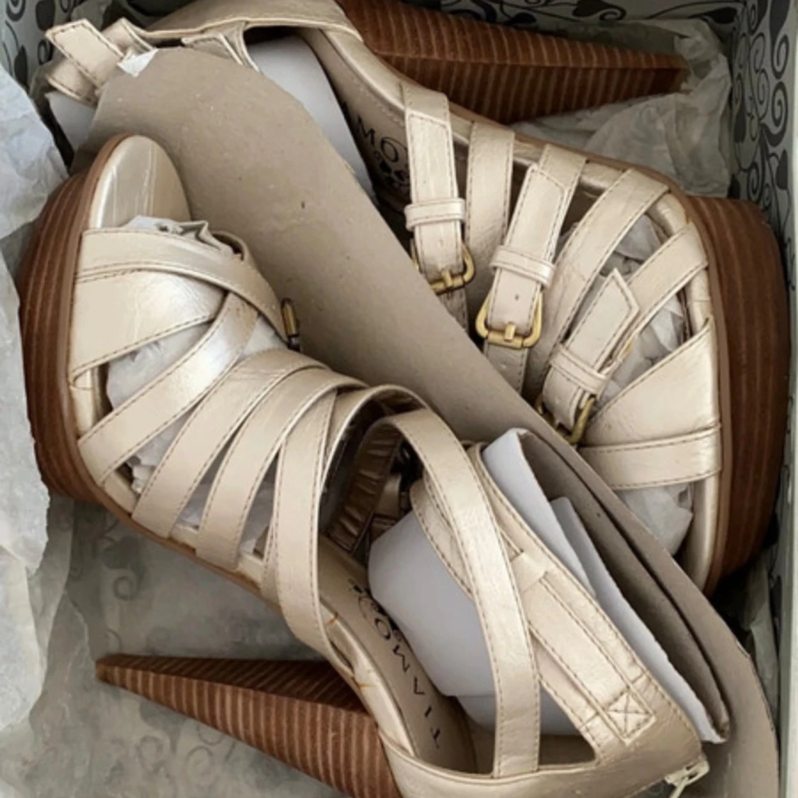 Högklackade sandaler - 91