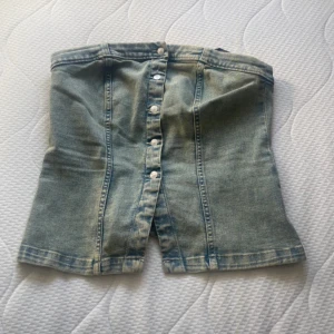 Jeans topp - En jeanstopp som är använd 2 gng frpn h&m