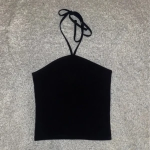 Svart linne  - Fint svart linne med knytning runt halsen