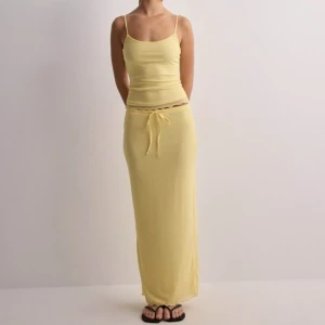 JJXX Gult set Oanvänt  - Hej! Säljer detta superfina settet från Nelly som endast är provat pga att det inte satt så bra på mig och aldrig kommit till användning. Toppen är i storlek M men skulle definitivt säga att den sitter som en S, och kjolen är storlek S. Nypris 748:-