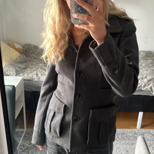 Mörk grå kappa  - Super söt mörkgrå kappa som är i super bra skick och inte har några defekter!! Jackan är storlek 36 (s)  