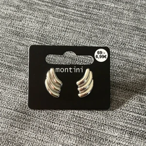 Silver örhängen  - Helt nya oanvända silver örhängen som jag säljer på grund av att jag fick dem i en mystery bag och de inte är min stil.Köparen står för frakt.