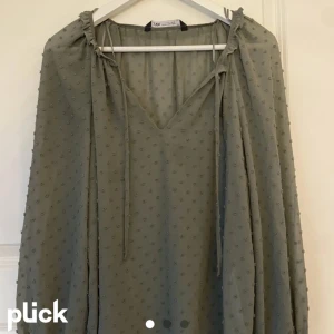 zara blus  - Blus från zara, använd 3 ggr!💗 perfekt nu till sommaren! inga defekter, tryck gärna på köp nu💘💕