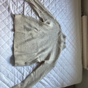 Tröja från Ullared  - Stickad tröja från Pernilla Wahlgrens kollektion Använd få tal gånger Storlek S Ny pris:250 kr Mitt pris:150 kr 