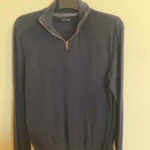 Hm tröja - Säljer hm tröja, ( färgen är som på andra bilden hände något med kameran på första) i nyskick