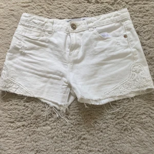 Vita jeans shorts  - Säljer mina jeans shorts för de är för små, bra skick💕 skulle säga att de är runt xxs-xs 