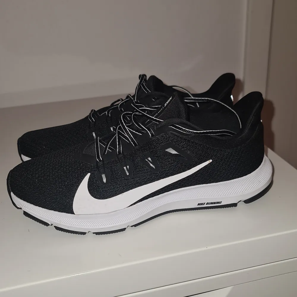 Nya nike quest löparskor, endast använda 2 ggr utomhus. Skor.