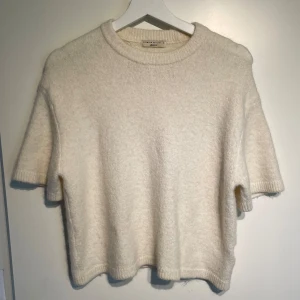 Stickad tröja gina tricot - Stickad kortärmad tröja från Gina tricot💕 säljer då jag inte fått så mycket användning för den💕 fint skick och inte alls sliten eller så. Säljer för 179kr då jag köpte den för 299kr💕 storlek M. Skriv vid intresse eller om ni vill ha fler bilder💕