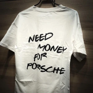 Need money for Porsche tshirt - Säljer denna riktigt feta och trendiga tischan💯💯skick 10/10 såklart och storleken är L kolla gärna in profilen för liknande produkter👍