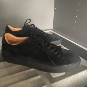 SKOLYX sneakers - Säljer ett par riktigt snygga svarta sneakers från SKOLYX. Fick dem i julklapp och har aldrig någonsin använt dem. Skicket är 12/10 (Helt nya). Allt OG kommer med (Påse, kartong). Ordinarie pris för dessa ligger på cirka 1599kr