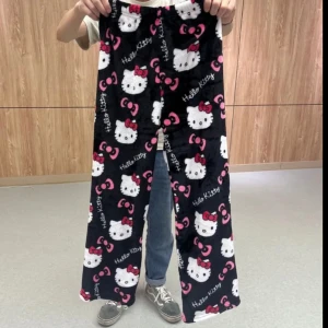 Hello kitty - Ett par mjukis byxor köpte precis för små 🥹 Rekomenderar för folk som är 162 och kortare  Kan mötas Sthlm eller skicka post 