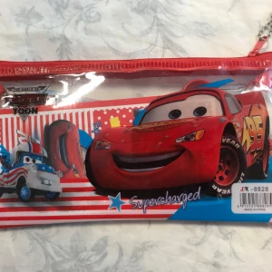 Cars Barn Skrivset i 7 Delar  - 1 pennfodral, 2 pennor, 1 pennvässare, 1 linjal, 1 suddgummi och 1 klistermärken  Pennfodral mått 19.00*10.00 cm  79kr/paket  Samma frakt 