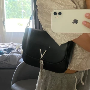 Väska - Säljer denna super snygga Valentino väska. Perfekt storlek till att ha som en mindre handväska. Säljer pga att jag har köpt en ny väska💕 Skriv för intresse eller frågor