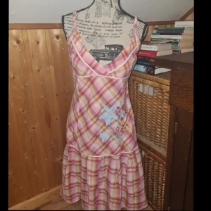 Gyaru klänning - Rutig, Färggrann gyaru inspirerad klänning full med volanger och diverse blommor🌺 Stretchig så passar förmodligen S-M! (Från märket "ICHI") Skriv gärna om du har några frågor❗