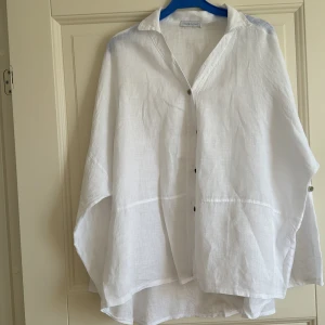Fräsch vit Linneblus i stl L/XL från Made in Italy - Fräsch vit Linneblus i stl L/XL