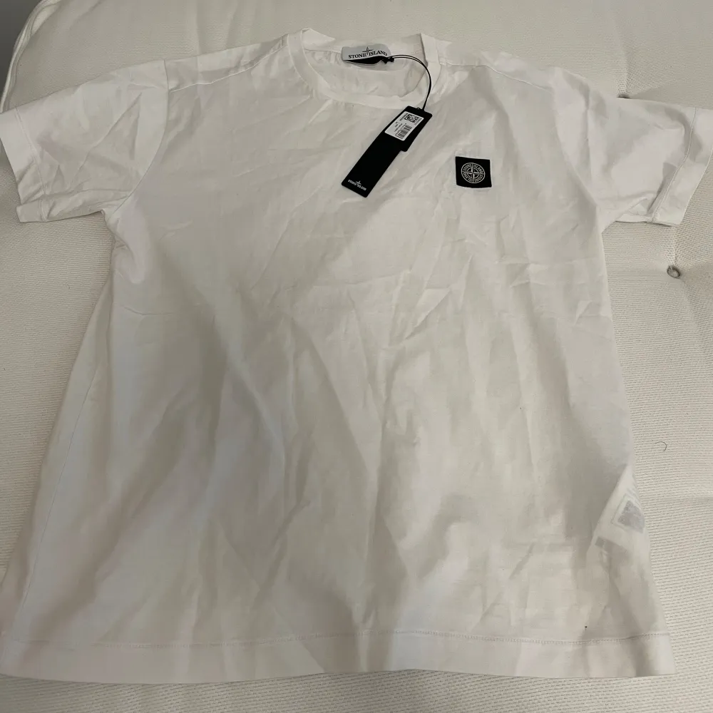 Stone island t-shirt, helt ny. Storlek L men passar bättre om du strolek M  Alla taggar, qr-kod osv finns, kan skicka fler bilder om ni önskar det. . T-shirts.