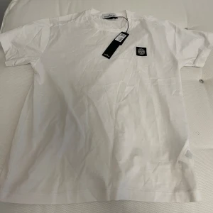 Stone island t-shirt - Stone island t-shirt, helt ny. Storlek L men passar bättre om du strolek M  Alla taggar, qr-kod osv finns, kan skicka fler bilder om ni önskar det. 