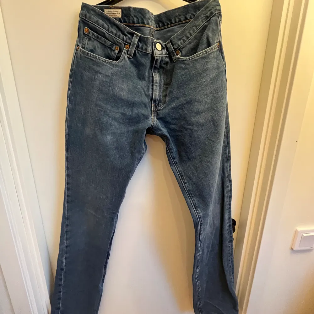 Säljer min brorsas ”511 SLIM MANILLA LEAVES ADAPT” jeans ifrån Levi’s, använda en del men har inga större defekter. Kom gärna med prisförslag och skriv om ni har fler frågor!. Jeans & Byxor.