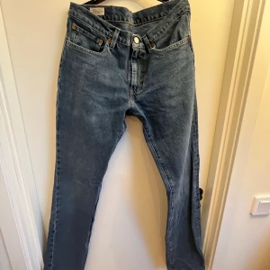 Levis jeans - Säljer min brorsas ”511 SLIM MANILLA LEAVES ADAPT” jeans ifrån Levi’s, använda en del men har inga större defekter. Kom gärna med prisförslag och skriv om ni har fler frågor!