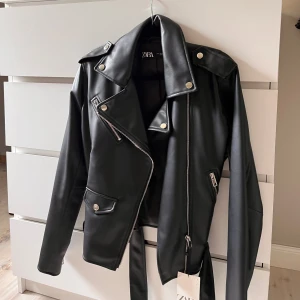 Skin jacka - Lappen kvar!från zara köpt för 599