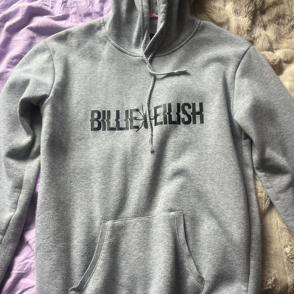 säljer nu en till billie eilish hoodie därav att jag har många o denna används ej! använd gärna köp nu knappen💗. Hoodies.