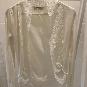 Vit kofta - Fin sommarkofta med vit spets. Storlek xs och i bra skick🤍 aldrig använt 