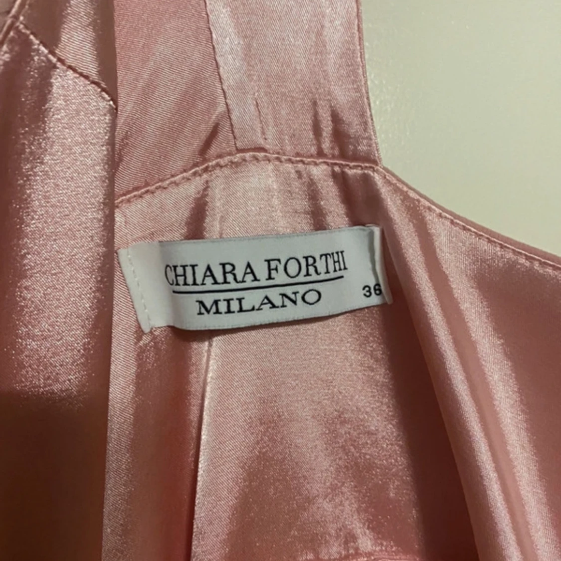 Rosa långklänning med pärldetaljer - 93