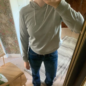 Fin soc tröja i grått  - Fin soc tröja i grå använd men utan större defekter, storlek xs   100% polyester och  fungerar bra som träningströja 