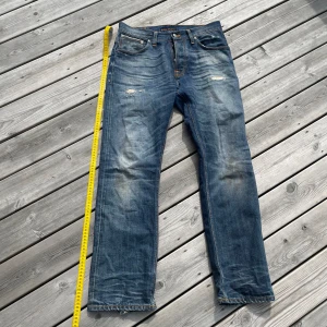 Nudie jeans 32/32 - Ett par feta nudie jeans med sköna slitningar och fet tvätt. Modelen heter Average Joe och är straight fit. Hör av dig för frågor och vid snabb affär kan jag gå ner i pris😄