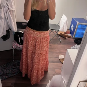 Långkjol - Super fin mönstrad långkjol💕 knappt använd! Skriv vid frågor/bilder🙏🏼 pris kan diskuteras 🤝‼️är 169‼️