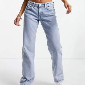 Lågmidjade jeanse från Weekday i modellen Arrow. Nyskick.