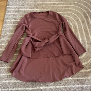 Långa fina blusar/ tröjor - Dessa tröjor har en gemensam stil med längre bakdelar och midjeband som kan knytas! Skriv ifall om ni undrar över något🙌🏾 1 för 45, 2 för 80, 5 för 180 (Pris kan diskuteras😊)