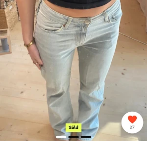 lågmidjade JEANNSSSSS - jeans jag köpte här på plick som tyvärr inte passade, älskar färgen (inte mina bilder skriv för de)❤️