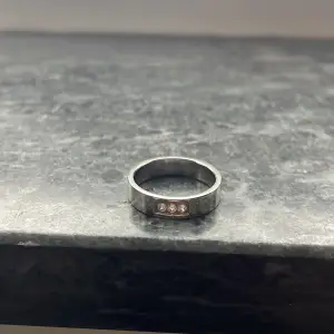 En jätte fin ring från märket Acium💕ringen är nästan aldrig använd och har inga större repor ele skador💕priset kan diskuteras,storleken på ringen vet jag inte men om du är intresserad av den kan jag försöka visa på bild hur den sitter💕💕