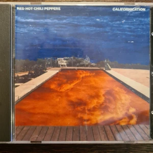 Red Hot Chili Peppers Californication CD - Red Hot Chili Peppers Californication CD, inga fel på självaste skivan men fodralet är slitet❗