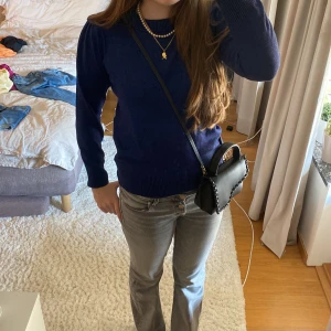 Mörkblå tröja med glitter  - Fint skicka sparsamt använd 💙