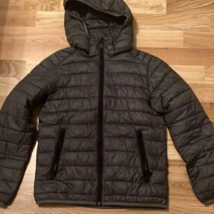 Jacka för barn  - Jacka för barn storlek 152 säljs för 500kr