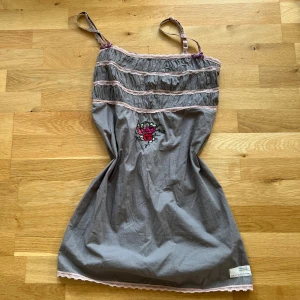 Klänning Odd Molly - Söt klänning från Odd Molly med broderade detaljer 💖 Hör av dig vid intresse och tveka inte med att ställa frågor 🥰