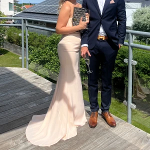 Balklänning  - Balklänning från Jarlo London i fin peach/beige färg, storlek 38. Använd en bal, kemtvättad och som ny. Nypris 2200