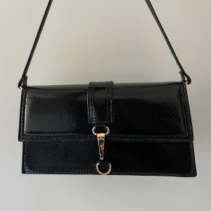 Axelremsväska  - Säljer denna svarta axelremsväska från h&m i ett mycket bra skick! 💕😍