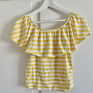 Randig topp - Randig så skön topp med volang , går att ha både  off shoulder och som vanligt🥰