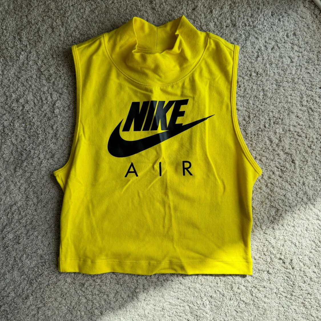 Gul ärmlös topp från Nike