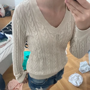 vit långärmad tröja - Det är en tjocktröja men ganska tunn. Jag har använt den mycket men har ingen användning av den längre. 