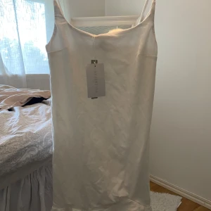 Sommarklänning  - Söt klänning som säljs pågrund av den är för kort för mig🤍prislappkvar 