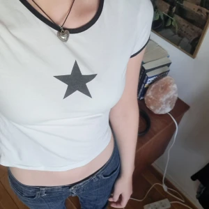 Babytee  - Superfin babytee köpt på plick. Lappen är avklippt men den passar mig som har storlek S.