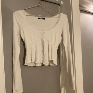 Långärmad topp - Söt topp som inte längre kommer till användning,  är i gott skick💞 Skriv om du har frågor eller vill ha fler bilder💞 Nypris: 259kr